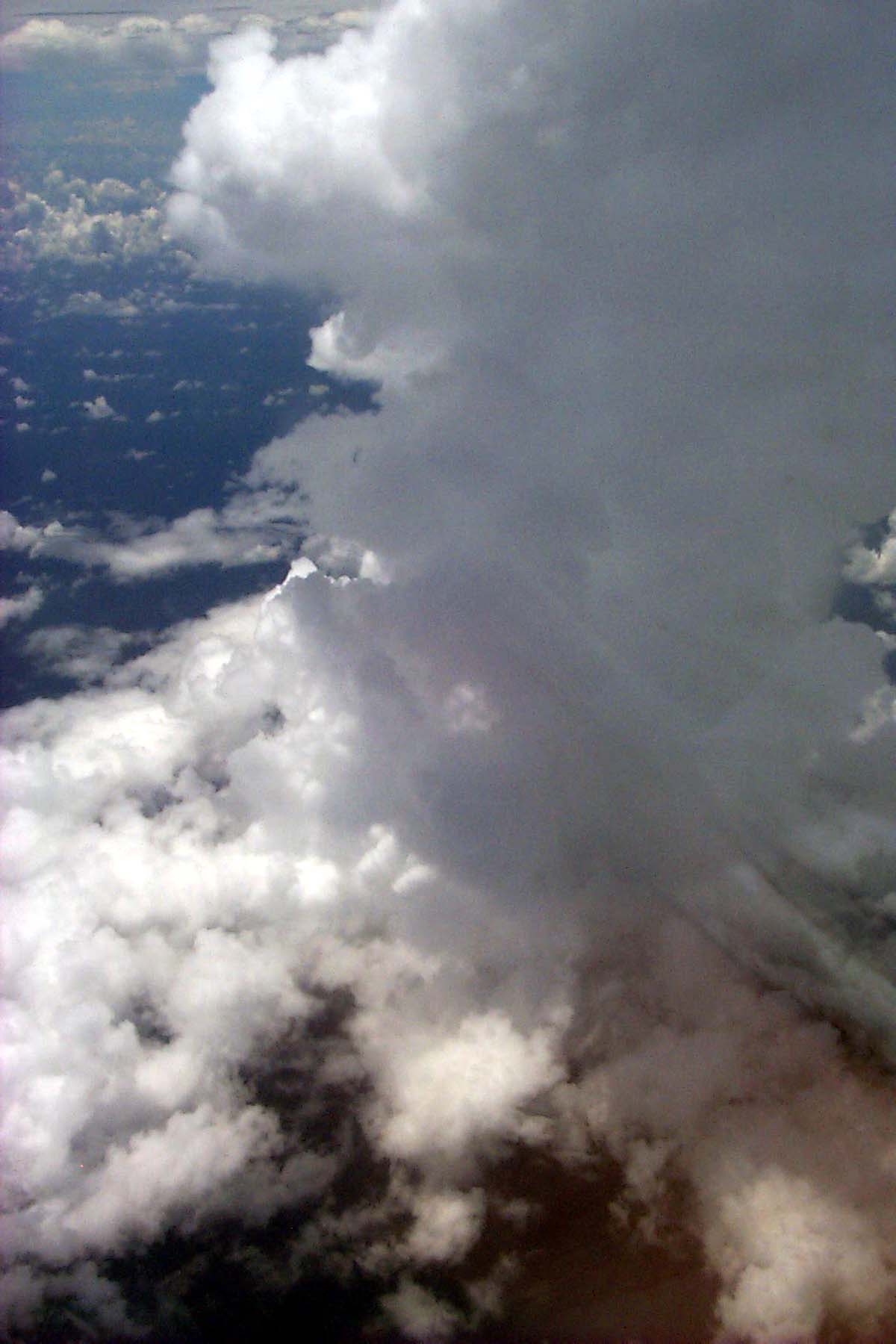 B99_Clouds2.JPG (1343930 bytes)