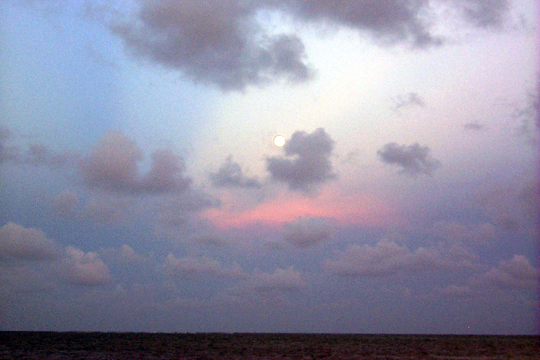 B99_MoonRise2.JPG (1859026 bytes)