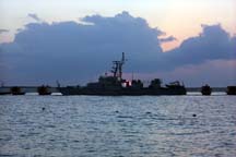 NavyBoat1_s.jpg (38291 bytes)