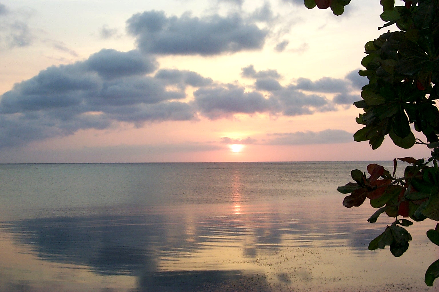 RoatanSunset2.jpg (849358 bytes)